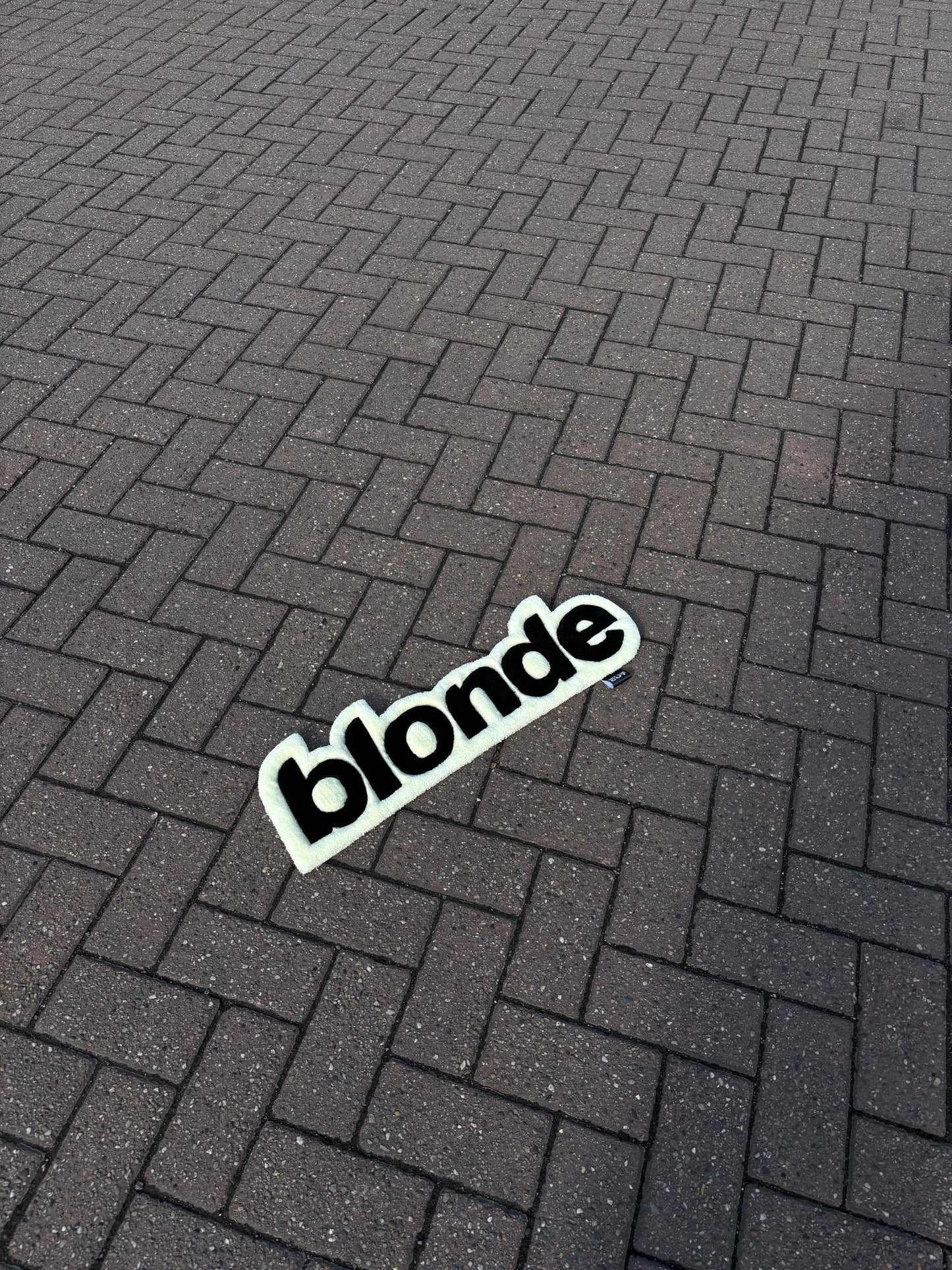 BLONDE