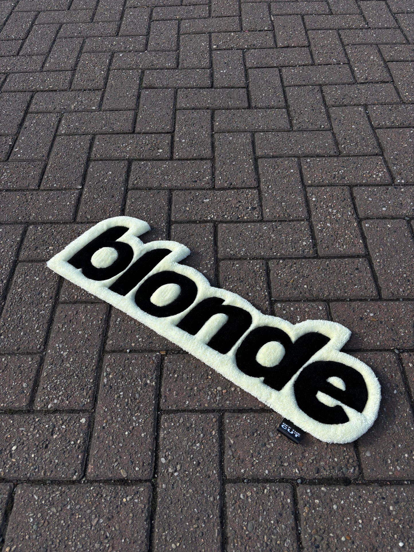 BLONDE