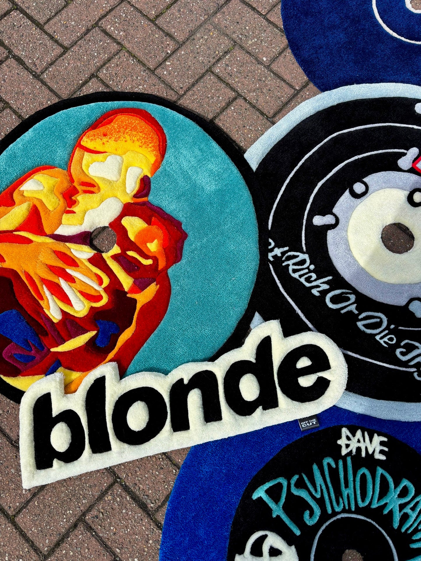 BLONDE